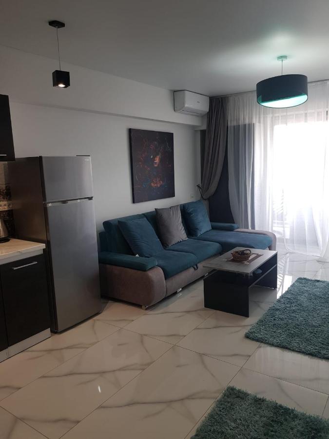 Sunset Boulevard Apartment *
